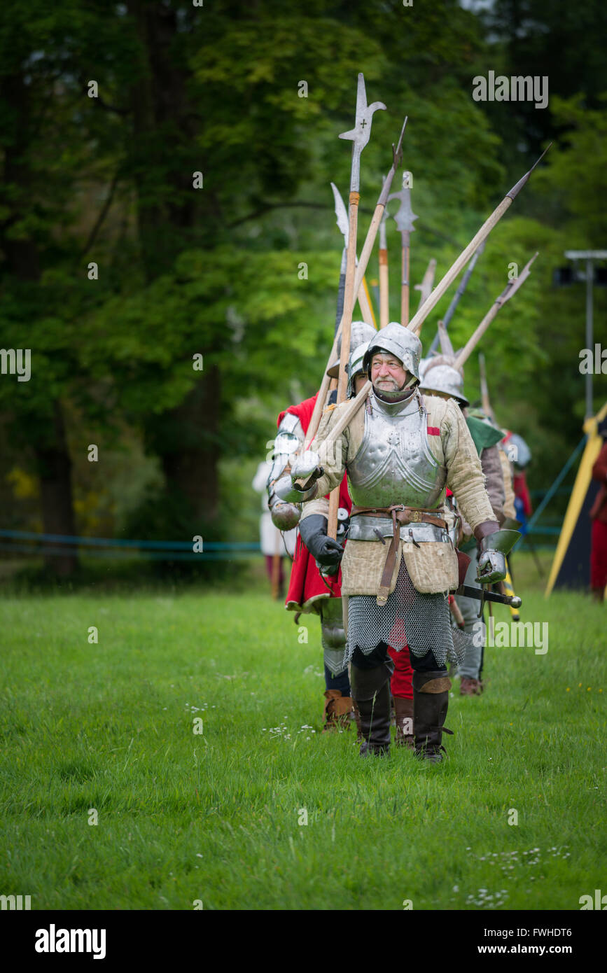 Rockingham, UK. 12. Juni 2016. Militärische Formation Display, Vorbereitung für das Turnier Event in Rockingham Castle auf Sonntag, 12. Juni 2016. Bildnachweis: Vermischtes/Alamy Live News Stockfoto