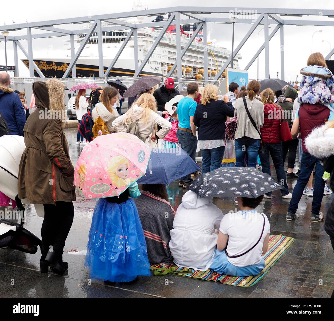 Großbritannien Wetter. Liverpool Vereinigtes Königreich. 12 entpuppen Juni 2016.Wet Nachmittag in Liverpool als Hunderte von Menschen zum Beispiel die Disney Aktivitäten auf dem Molenkopf. Die Cruise Liner Disney Magic besichtigte die Stadt heute. Bildnachweis: ALAN EDWARDS/Alamy Live-Nachrichten Stockfoto