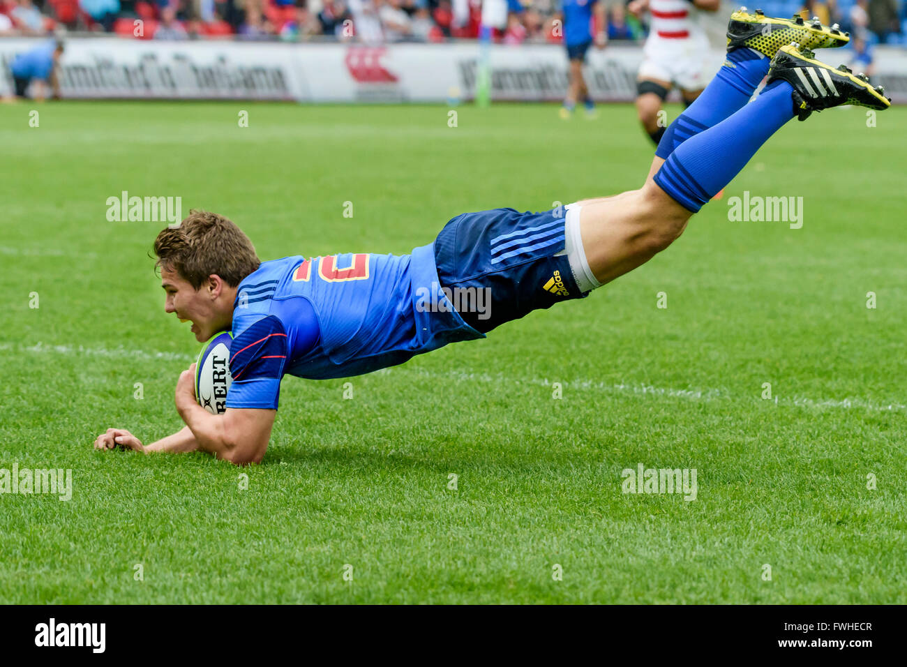 Manchester, UK. 11. Juni 2016. Antoine Dupont von Frankreich U20 Mannschaft punktet ein Versuch während World Rugby U20 Meisterschaft Frankreich Vs Japan AJ-Bell-Stadion in Manchester, England. Bildnachweis: Taka Wu/Alamy Live-Nachrichten Stockfoto