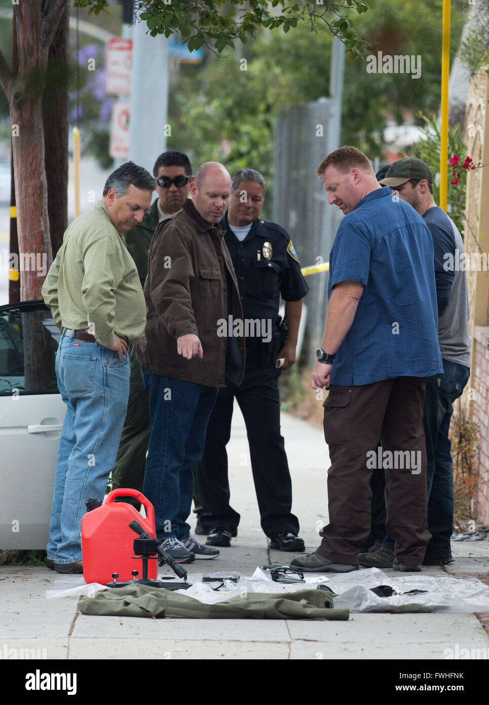 Los Angeles, USA. 12. Juni 2016. Polizei besprechen, auf was sie im Auto in Santa Monica, Kalifornien, USA, 12. Juni 2016 gefunden. Santa Monica Polizei verhaftet einen Mann mit einem Gewehr bewaffnet und beschlagnahmte ein Auto mit Sprengstoff hier am Sonntag Morgen Stunden vor einer gay-Pride-Parade in West Hollywood. Bildnachweis: Yang Lei/Xinhua/Alamy Live-Nachrichten Stockfoto