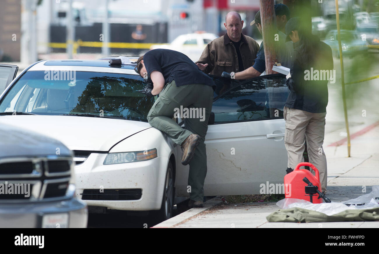 Los Angeles, USA. 12. Juni 2016. Polizeiarbeit in der Szene in Santa Monica, Kalifornien, USA, 12. Juni 2016. Santa Monica Polizei verhaftet einen Mann mit einem Gewehr bewaffnet und beschlagnahmte ein Auto mit Sprengstoff hier am Sonntag Morgen Stunden vor einer gay-Pride-Parade in West Hollywood. Bildnachweis: Yang Lei/Xinhua/Alamy Live-Nachrichten Stockfoto