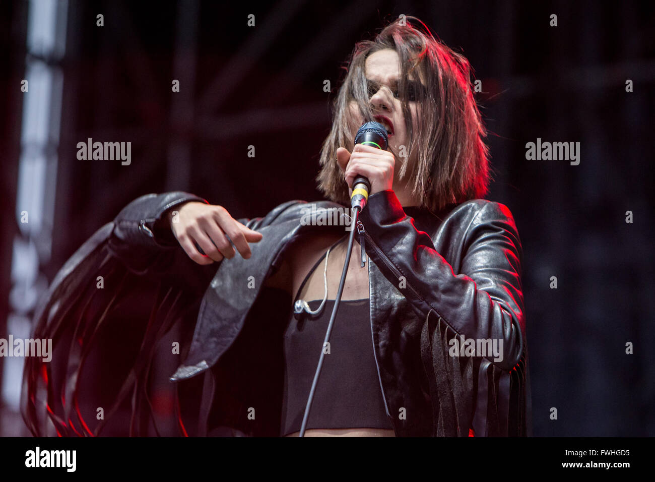 Mailand Italien. 12. Juni 2016. Die ukrainischen geborene Engländer pop Musik Gruppe BLOOM Zwillinge führt live auf der Bühne in Assago Sommerarena Eröffnungsshow von Duran Duran Credit: Rodolfo weitertransferiert/Alamy Live News Stockfoto