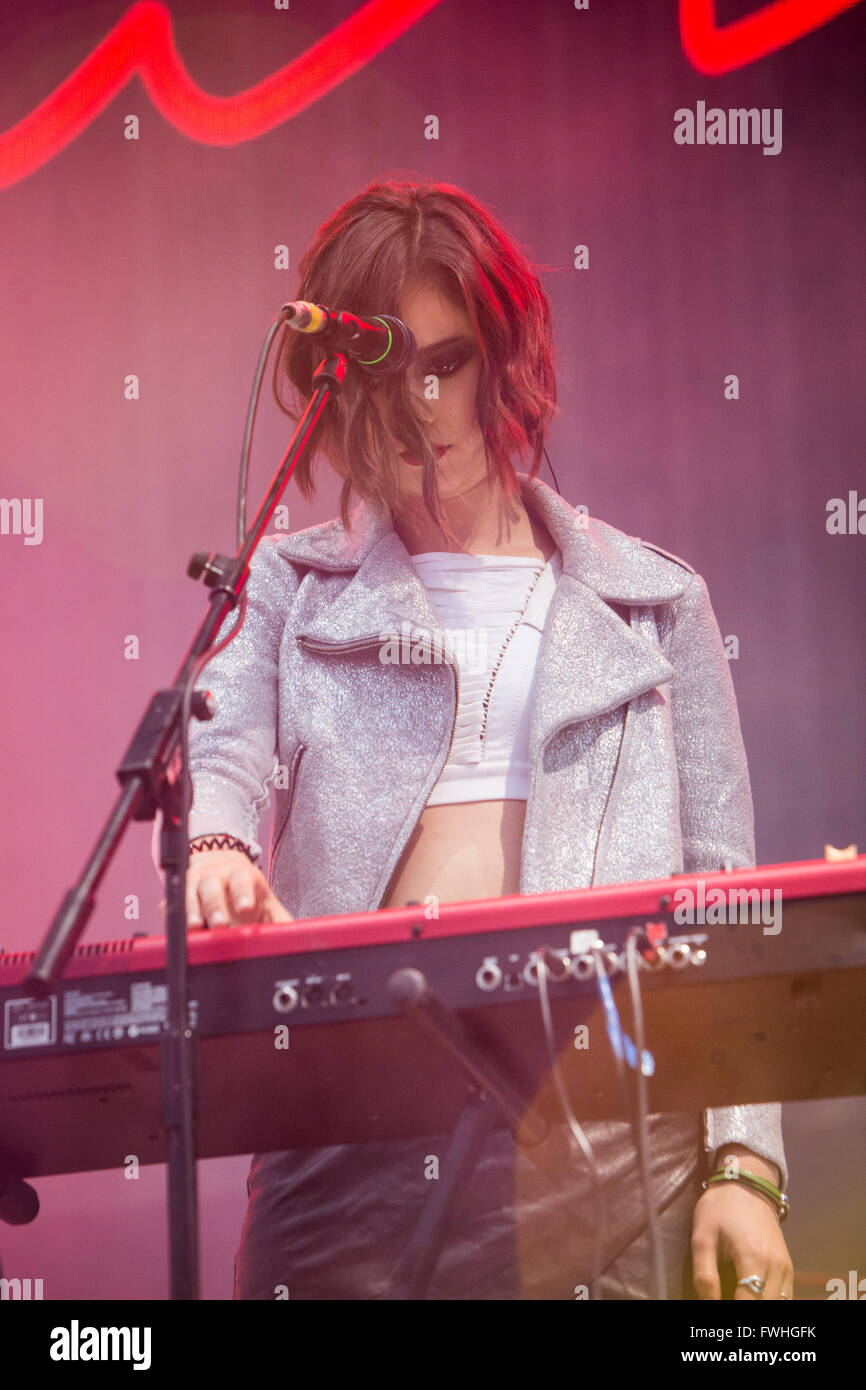 Mailand Italien. 12. Juni 2016. Die ukrainischen geborene Engländer pop Musik Gruppe BLOOM Zwillinge führt live auf der Bühne in Assago Sommerarena Eröffnungsshow von Duran Duran Credit: Rodolfo weitertransferiert/Alamy Live News Stockfoto