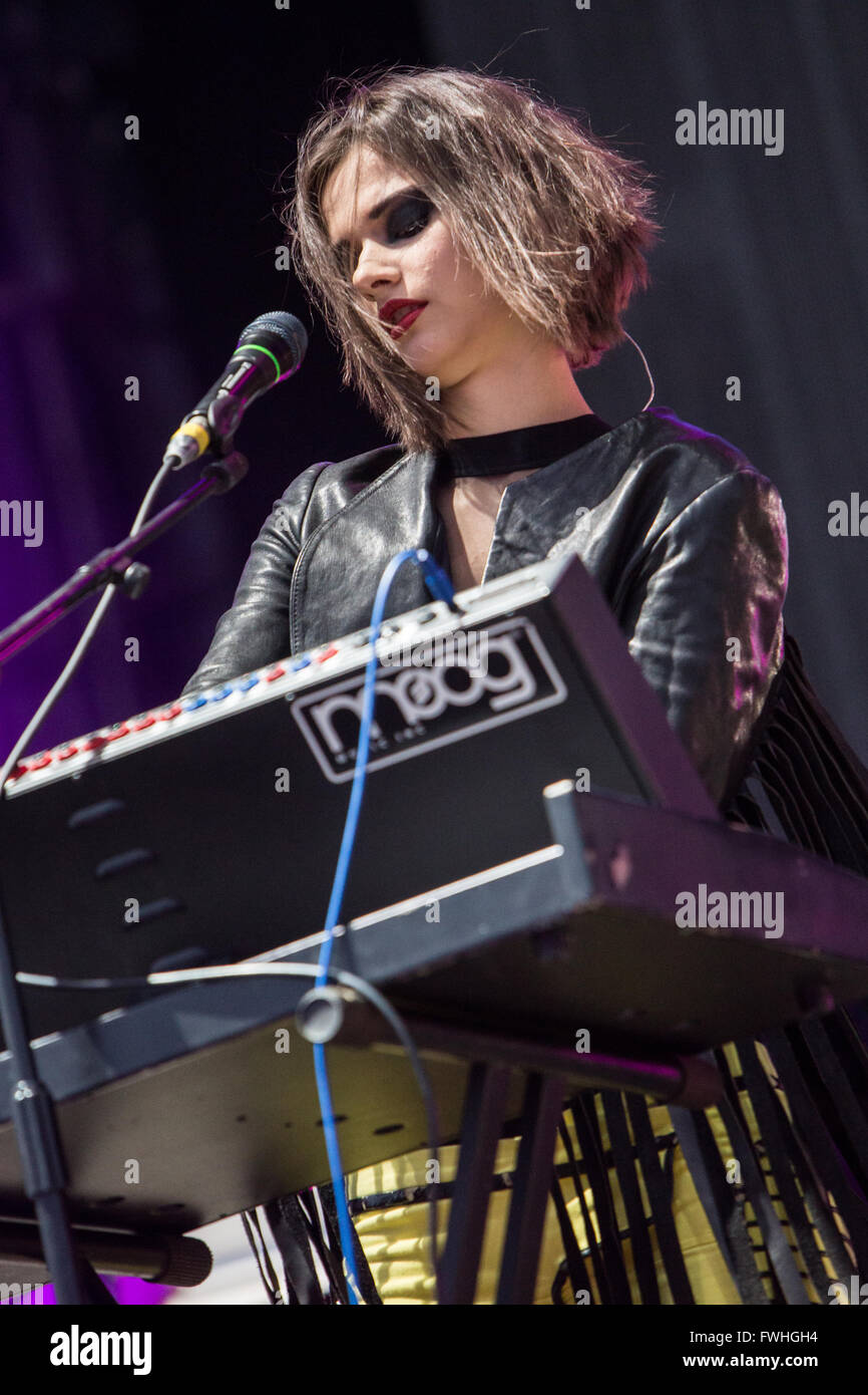 Mailand Italien. 12. Juni 2016. Die ukrainischen geborene Engländer pop Musik Gruppe BLOOM Zwillinge führt live auf der Bühne in Assago Sommerarena Eröffnungsshow von Duran Duran Credit: Rodolfo weitertransferiert/Alamy Live News Stockfoto