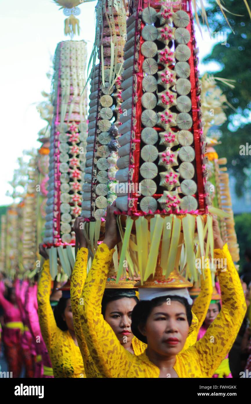 DENPASAR, BALI - JUNI 11: Balinesische Frau halten Früchte während der 38. Bali Arts Festival Parade in Denpasar, am 11. Juni 2016 in Bali, Indonesien. Das Bali-Kunst-Festival fand vom 11. Juni bis 9. Juli 2016, mit Tausenden von balinesischen Künstlern, Kunst Gruppen aus Indonesien und eine Gruppe von Kunst aus Europa, Asien, Afrika und Amerika. © Muhammad Fauzy Chaniago/Sijori Bilder/AFLO/Alamy Live News Stockfoto