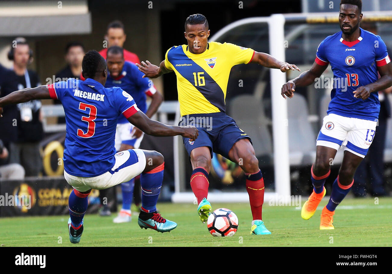 New Jersey, USA. 12. Juni 2016. Von Luis Valencia (C) Ecuador wetteifert mit Mechack Jerome (L) von Haiti während der Copa America Centenario Fußballspiels Turnier in East Rutherford, New Jersey, Vereinigte Staaten, am 12. Juni 2016. Bildnachweis: Qin Lang/Xinhua/Alamy Live-Nachrichten Stockfoto