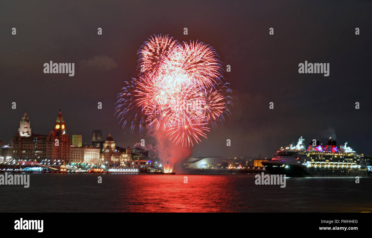 Liverpool, Vereinigtes Königreich. 12. Juni 2016. Nachdem ein ganzer Tag in Liverpool festgemacht, die Disney Kreuzfahrtschiff Disney Magic verließ Liverpool nach einer bunten Feuerwerk am Sonntag Abend, 12. Juni. Bildnachweis: Pak Hung Chan/Alamy Live-Nachrichten Stockfoto