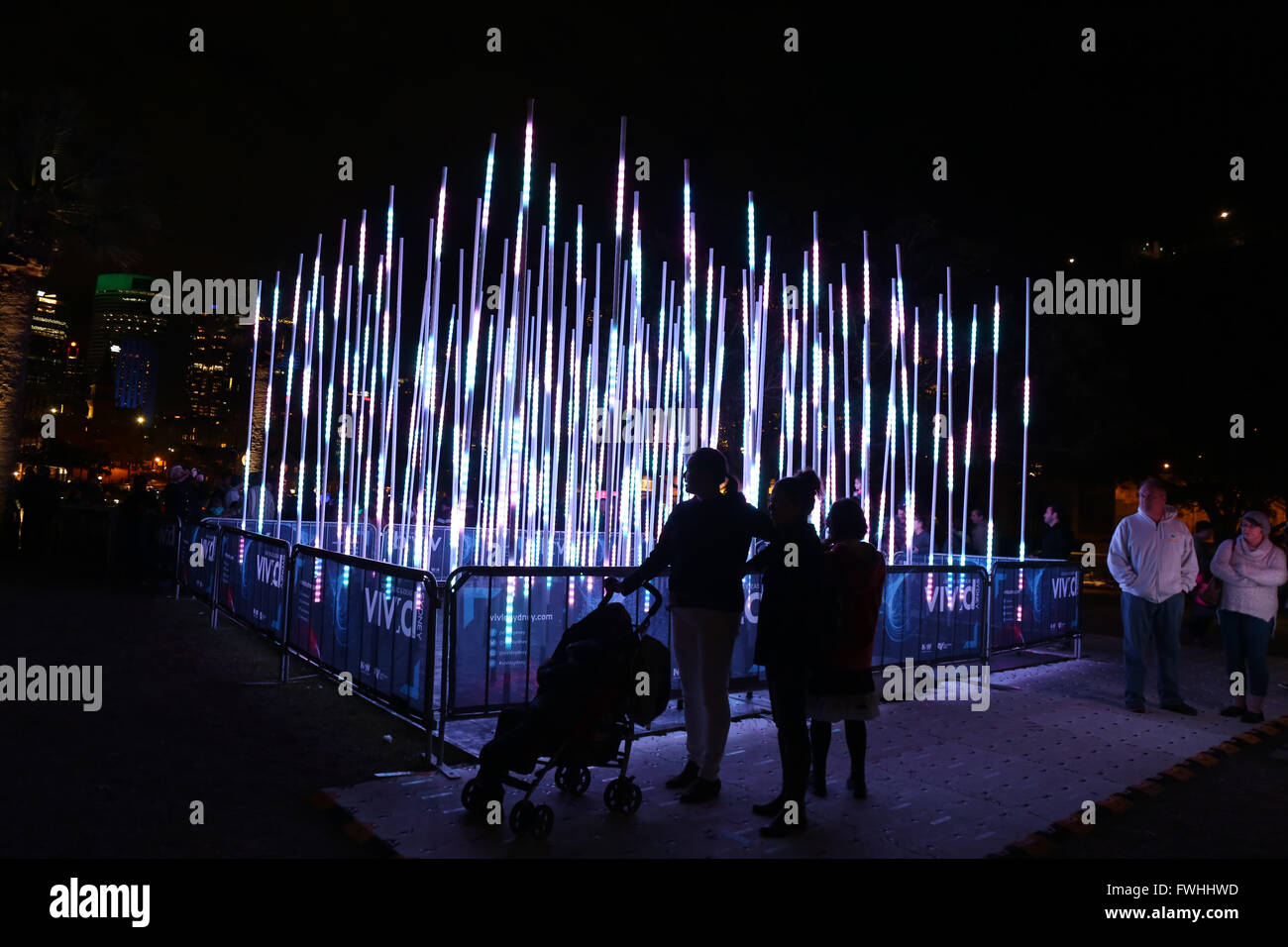 Sydney, Australien. 12. Juni 2016. Vivid Sydney, das weltweit größte Festival der Licht, Musik und Ideen läuft für 23 Nächte vom 27. Mai bis 18. Juni 2016. Im Bild: 36: "Sweep" bewegt sich langsam mit der Brise. Aus der Ferne betrachtet diese Arbeit bietet die Illusion von abgehängten leichten Ruten schaukelte sanft und anmutig von Seite zu Seite, wie eine Schule der Fische in der Tiefe Strömung; aus der Nähe betrachtet ist der Effekt jedoch sehr unterschiedlich. Bildnachweis: Richard Milnes/Alamy Live-Nachrichten Stockfoto