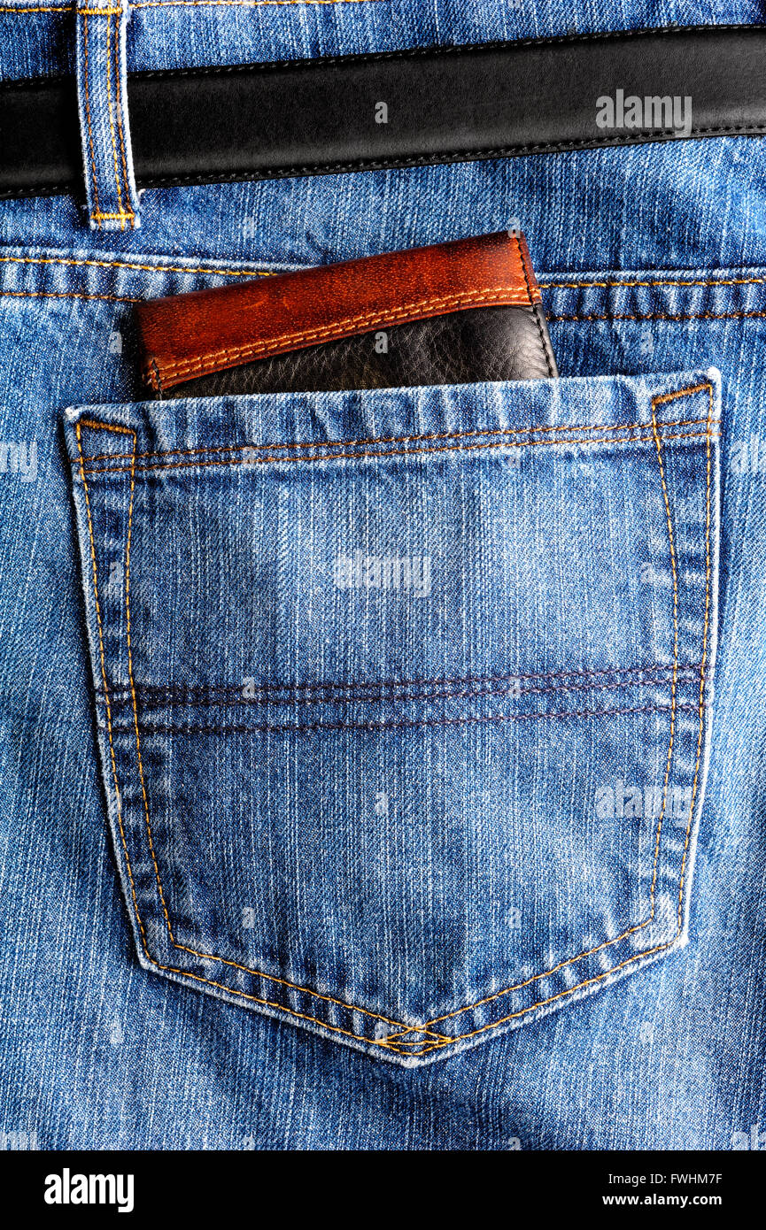 Jeans und schwarzen Gürtel Geldbörse in der Gesäßtasche. Stockfoto