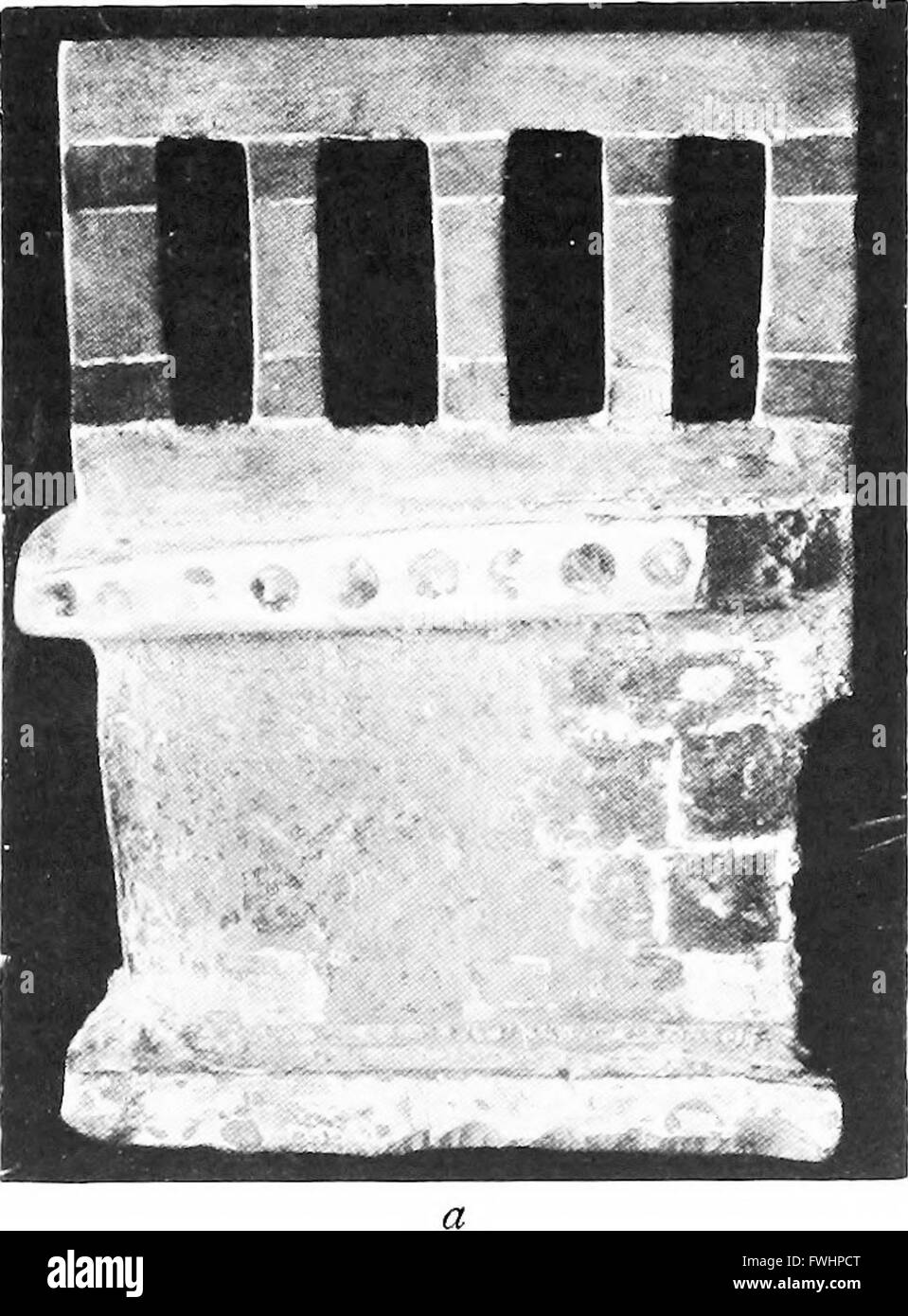 Diese Arbeit aus dem Jahr 1921 bietet eine vergleichende Studie der frühen minoischen Zivilisation mit Schwerpunkt auf Entdeckungen am Standort Knossos, die Einblicke in die Geschichte und Kultur Kretas geben. Stockfoto