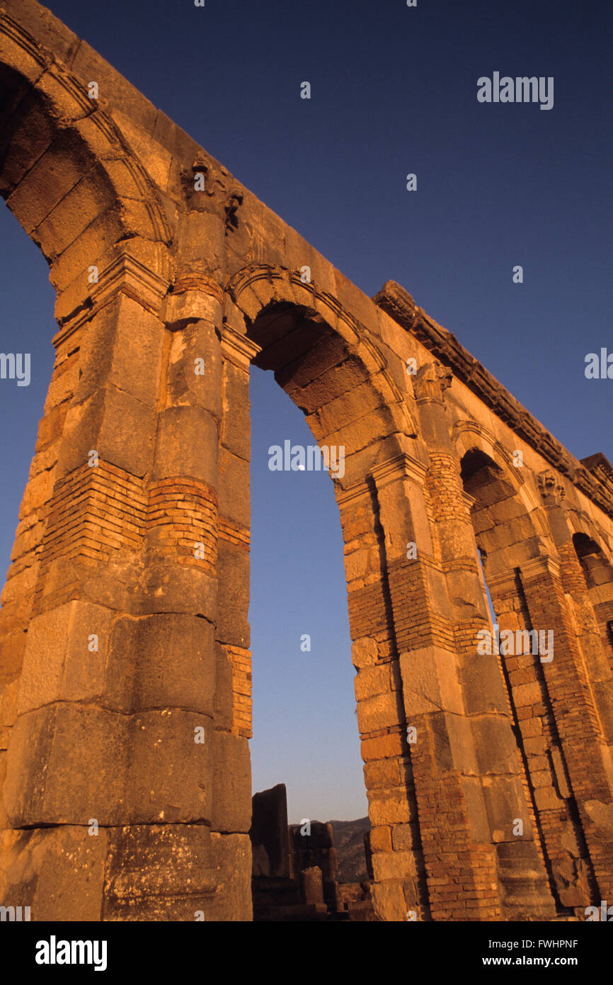 Volubillis ist eine alte römische Stadt in Marokko.  Als die alte Hauptstadt von Mauretanien.  Meknes-Stadt in der Nähe. Stockfoto