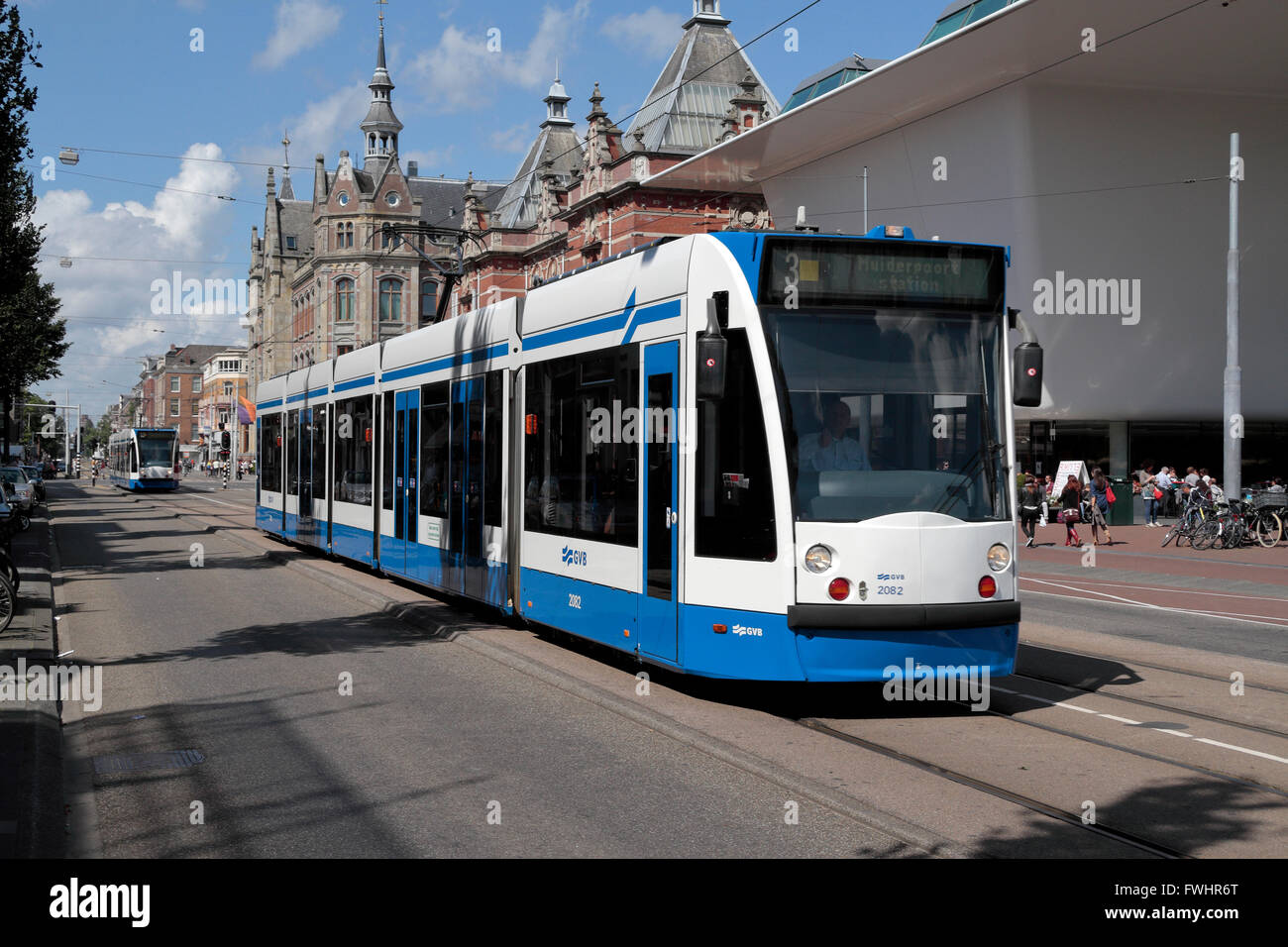 Nr. 3 Straßenbahn vorbei das Stedelijk Musuem in Amsterdam, Niederlande. Stockfoto