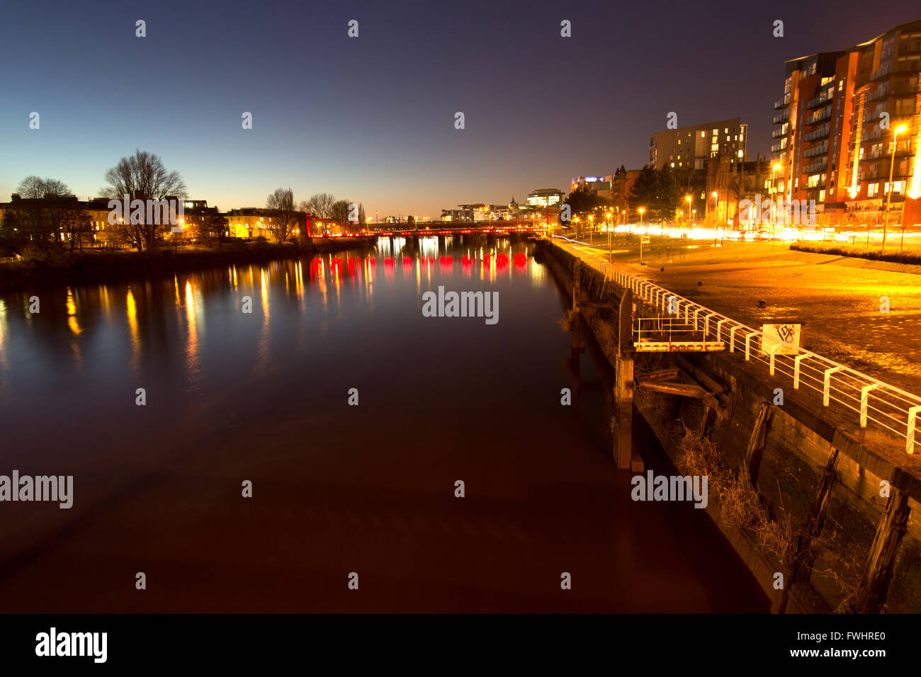 Stadt in Glasgow, Schottland. Malerische Nachtansicht des Flusses Clyde betrachtet aussehende westlich von der Gorbals Street Bridge. Stockfoto