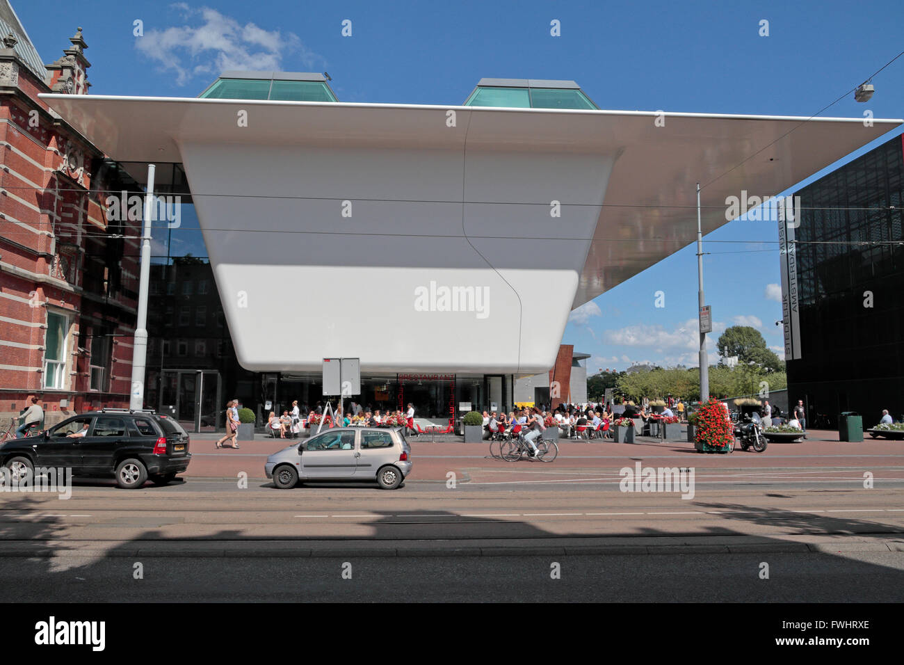 Die moderne Erweiterung entworfen von Benthem Crouwel Architekten, Stedelijk Musuem in Amsterdam, Niederlande. Stockfoto