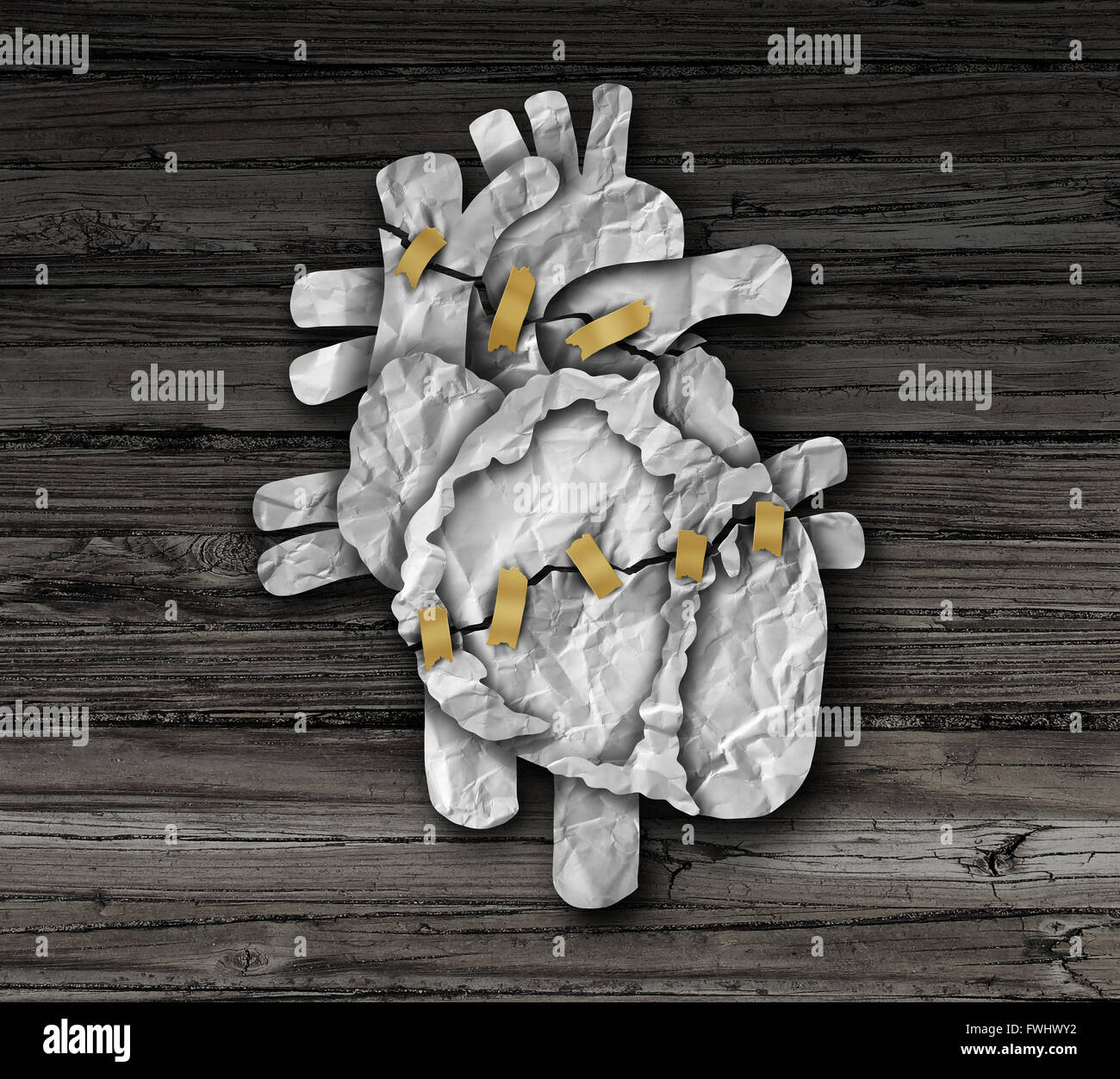 Menschliches Herz Chirurgie medizinische Konzept oder Kardiologie-Symbol als kardiale Betrieb Therapiebehandlung und Herz-Kreislauf-chirurgischen Eingriff als gebrochene Organ zerknittertes Papier mit Klebeband repariert. Stockfoto