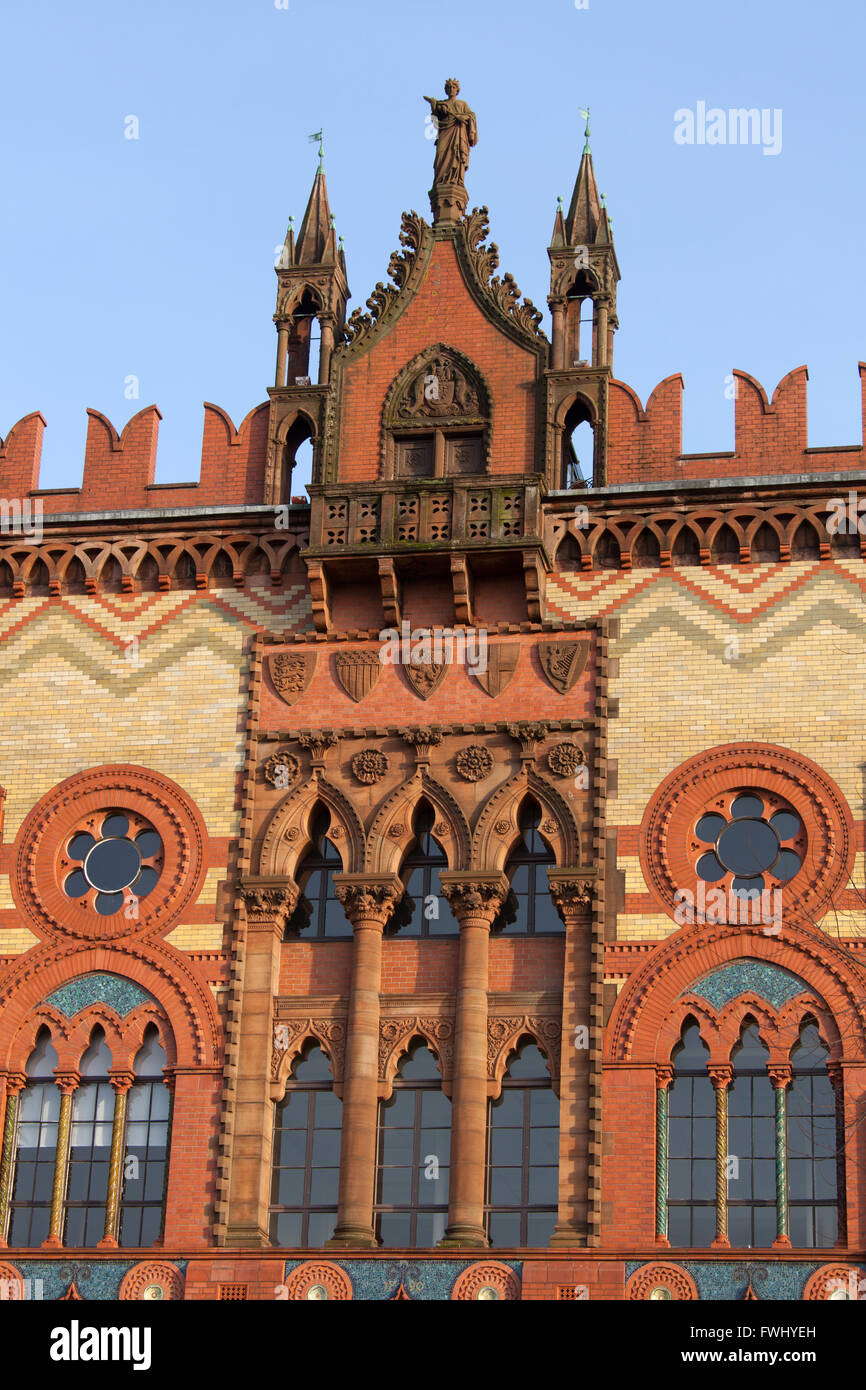 Stadt in Glasgow, Schottland. Architektonisches Detail der ehemaligen Templetons Teppichfabrik bei Glasgow Green. Stockfoto