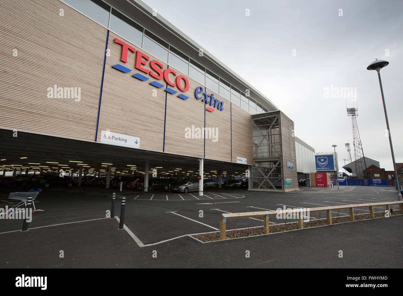 TESCO Superstore gebaut hinter dem Fratton Park, auf dem ehemaligen Gelände des Fußballvereins Portsmouth, Portsmouth, Hampshire, England, UK Stockfoto
