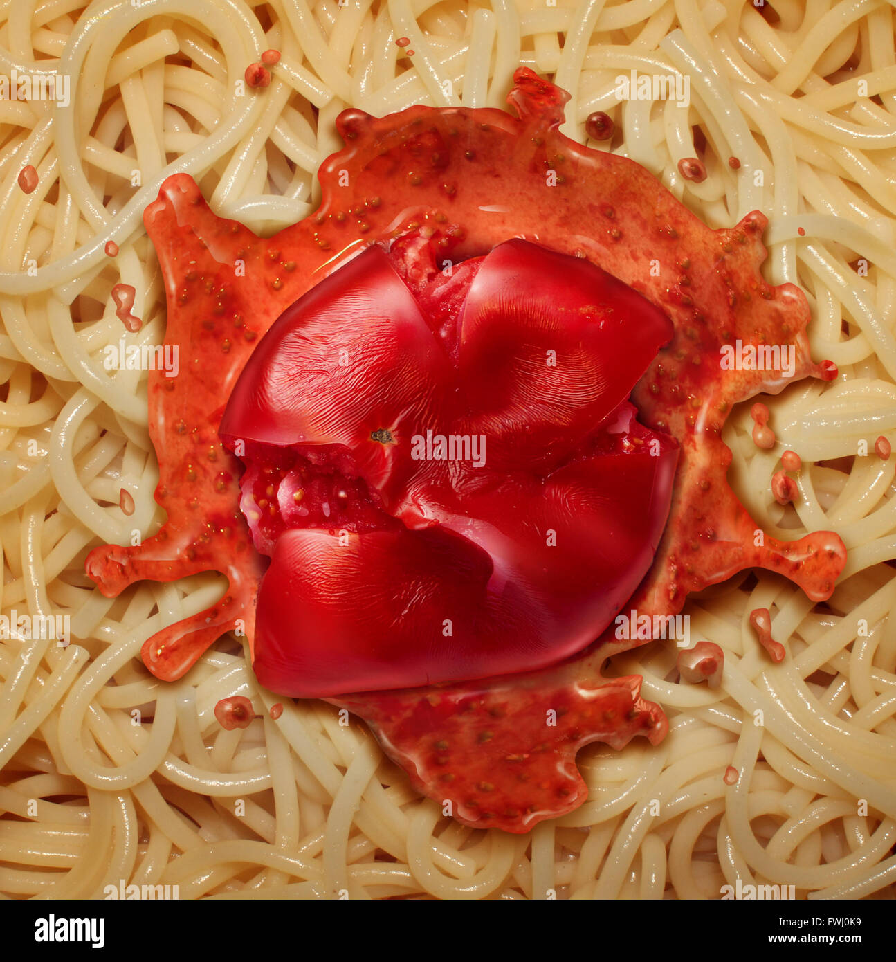 Spaghetti Tomatensauce als einfaches Essen Symbol italienische Küche mit frischen Nudeln und reinen roten Belag. Stockfoto