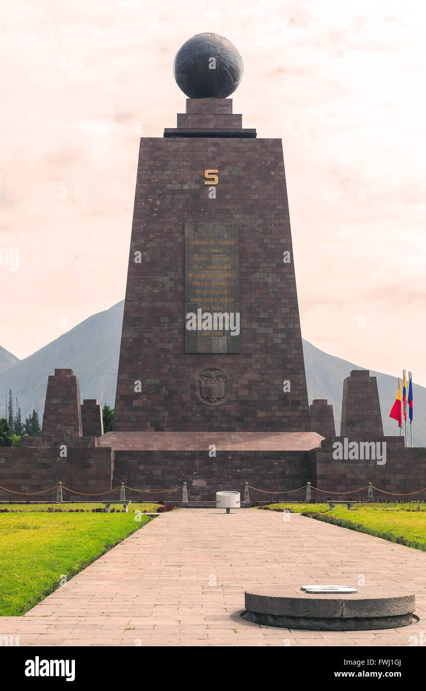Imposante Denkmal der Mittelpunkt der Welt, Mitad Del Mundo, Südamerika Stockfoto