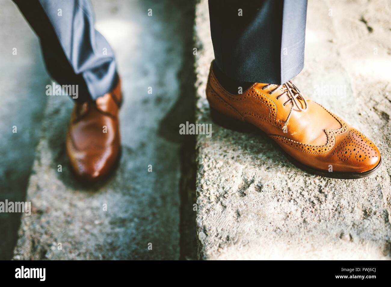 Geringen Teil der Mann mit Brogue Schuhe stehen auf Schritte Stockfoto