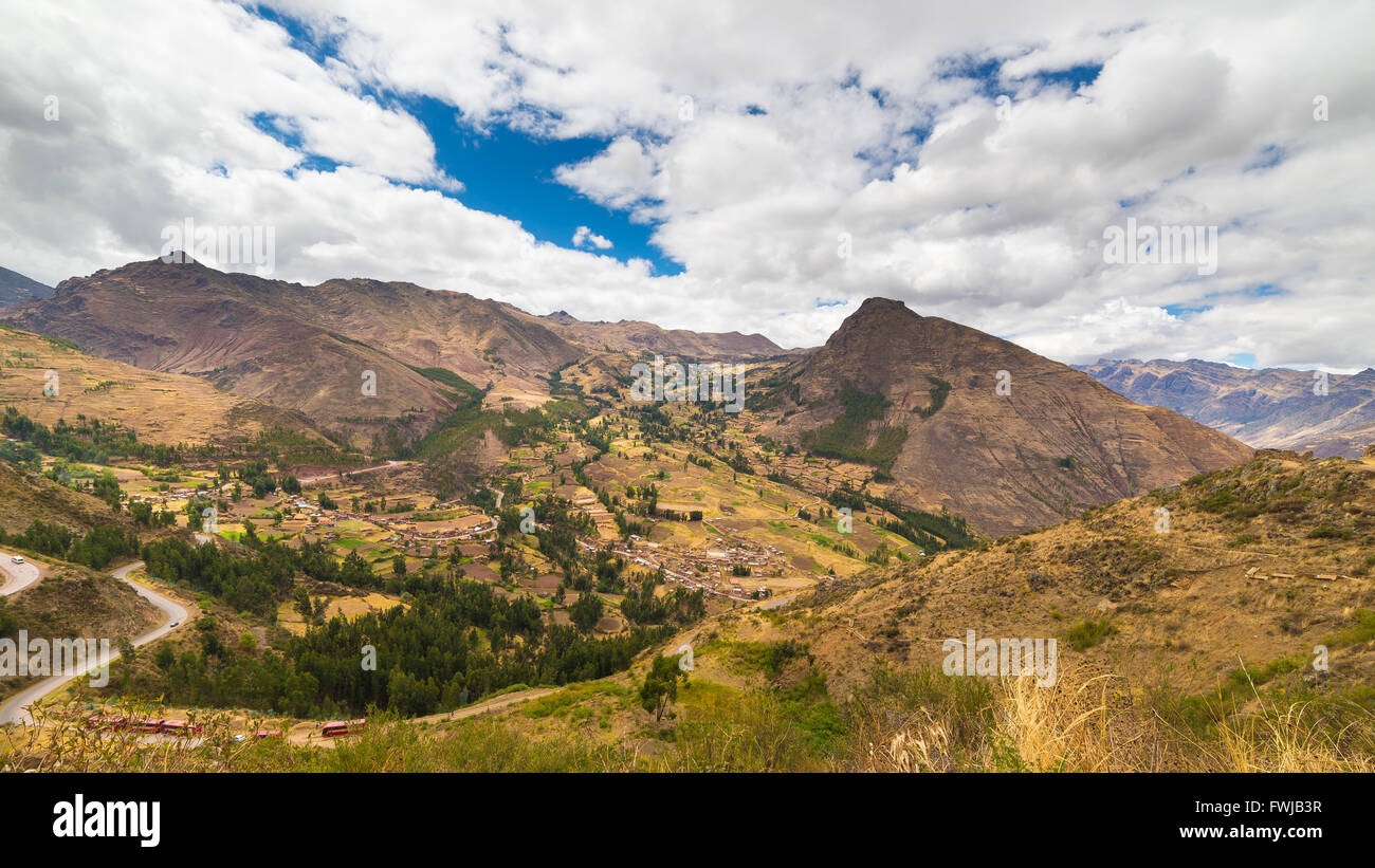 Weiten Blick auf das Heilige Tal, Peru von Inkastätte Pisac, großen Reiseziel in der Region Cusco, Peru. Dramatischer Himmel. Stockfoto