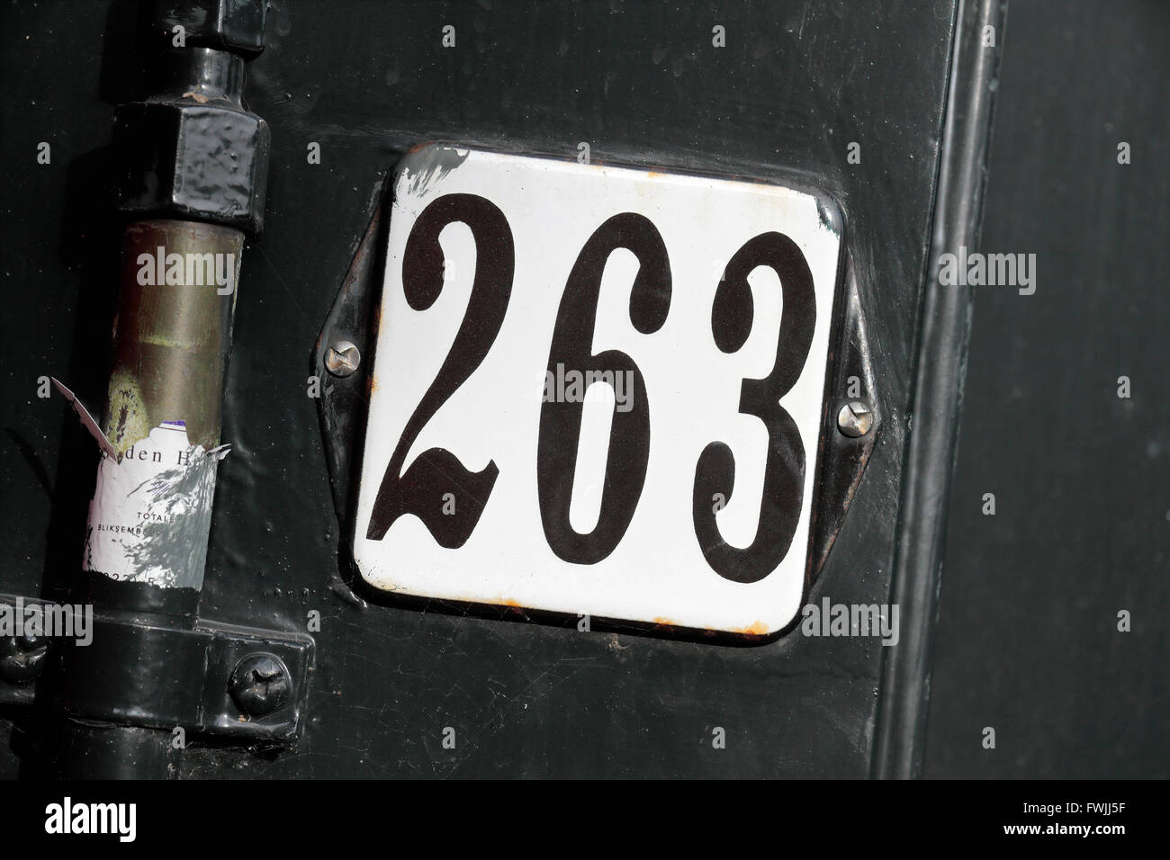 Nahaufnahme von der Türnummer auf der Prinsengracht 263, WW2 Haus Anne Frank House & Anhang in Amsterdam, Niederlande. Stockfoto