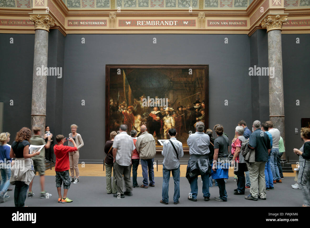 Besucher stehen vor "die Nachtwache" (1642) von Rembrandt van Rijn im Rijksmuseum, Amsterdam, Niederlande. Stockfoto