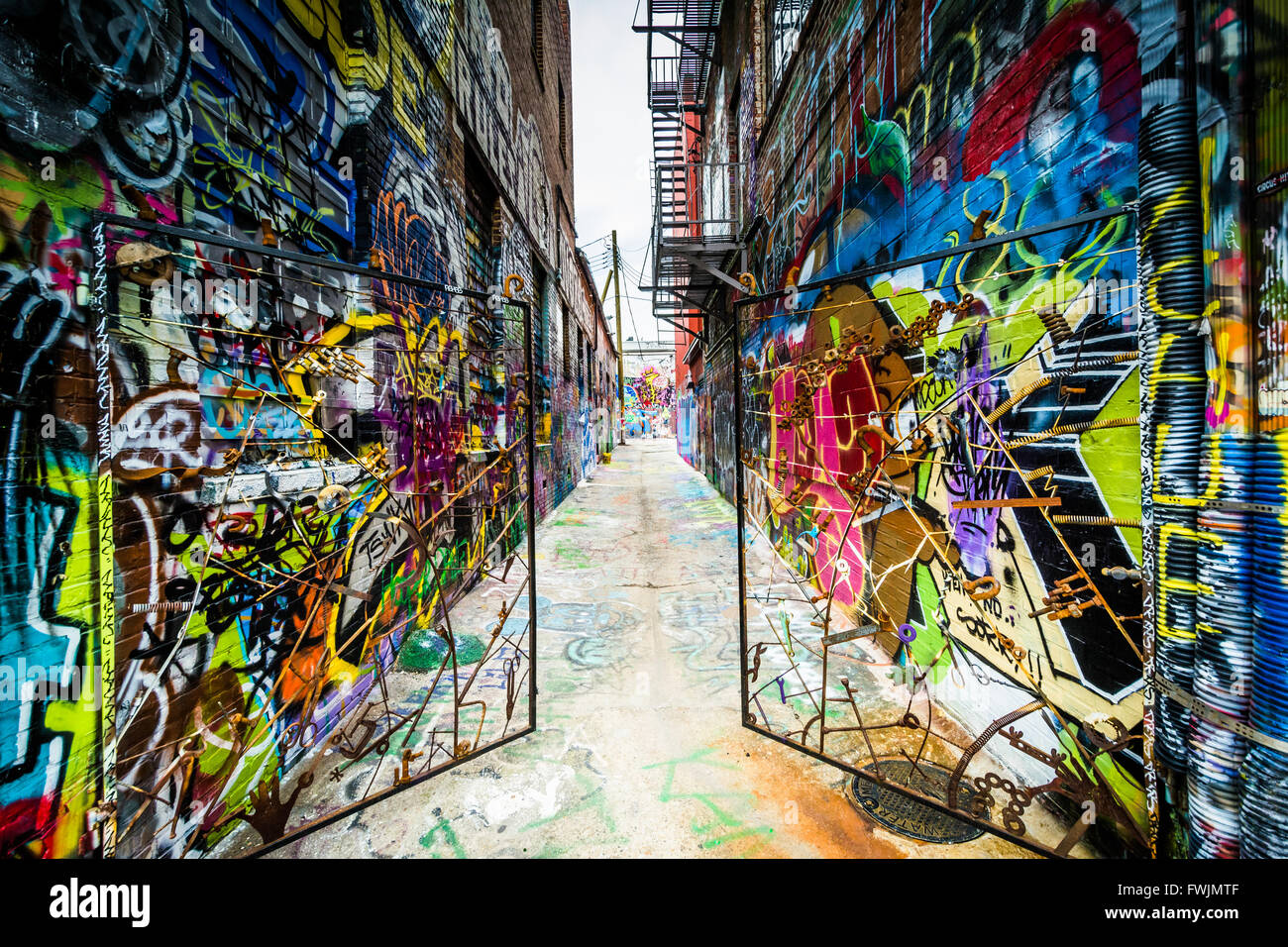 Graffiti-Gasse, in der Station Nord Bezirk von Baltimore, Maryland. Stockfoto