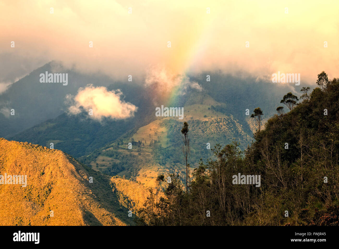 Luftaufnahme des ein Regenbogen über Anden Berge, Südamerika, Luftbild Stockfoto