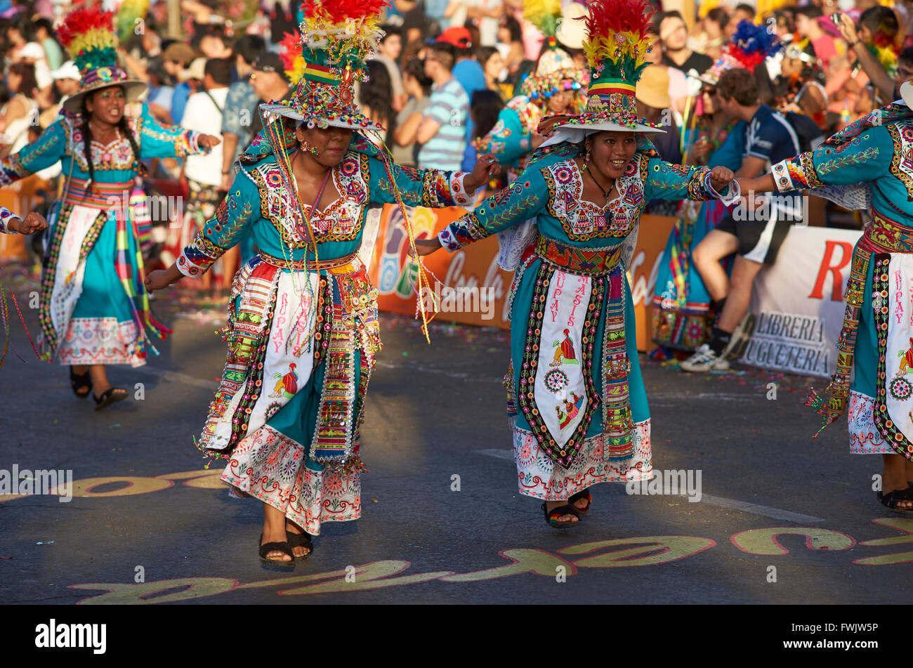 Tinkus Tanz Gruppe in bunte Kostüme beim Karneval Andino con la Fuerza del Sol in Arica, Chile. Stockfoto