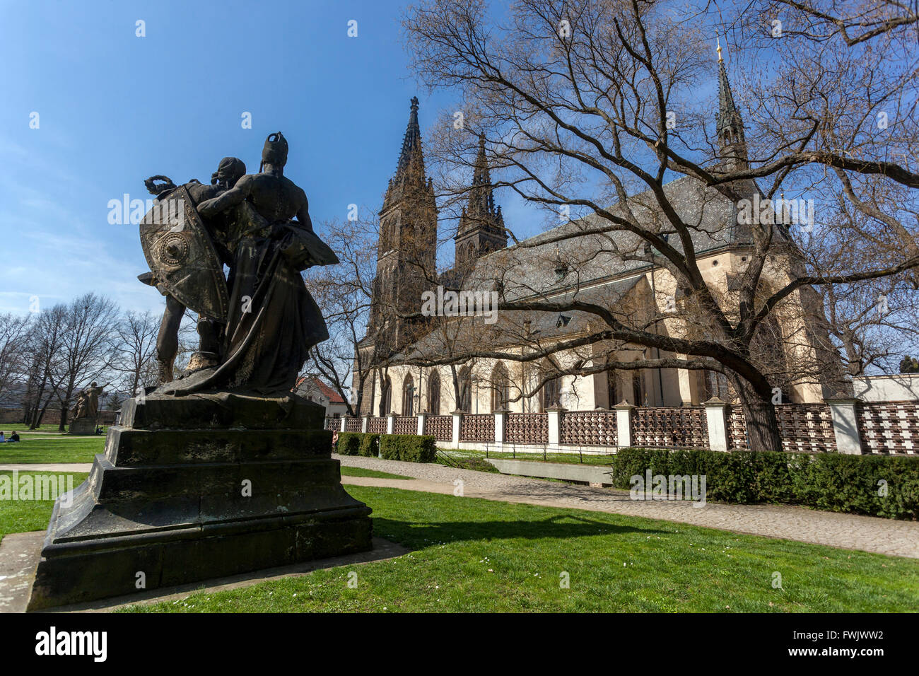 Basilika St. Peter und St. Paul, Vysehrad, Prag, Tschechische Republik Statue von Slavoj und Zaboj von Josef Myslbek Stockfoto