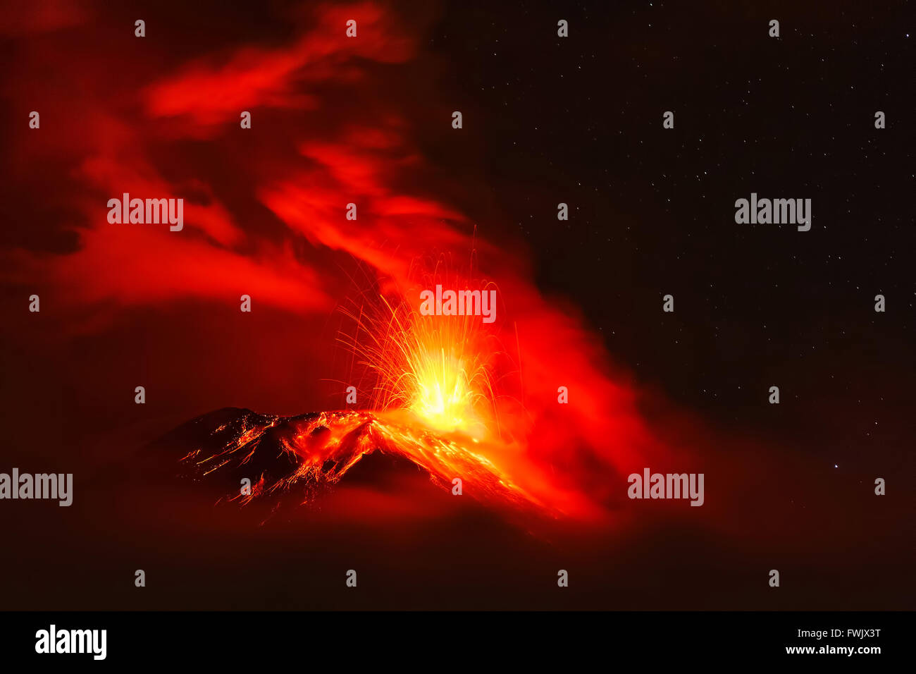 Starke Explosion des Vulkans Tungurahua in der Nacht, Südamerika Stockfoto