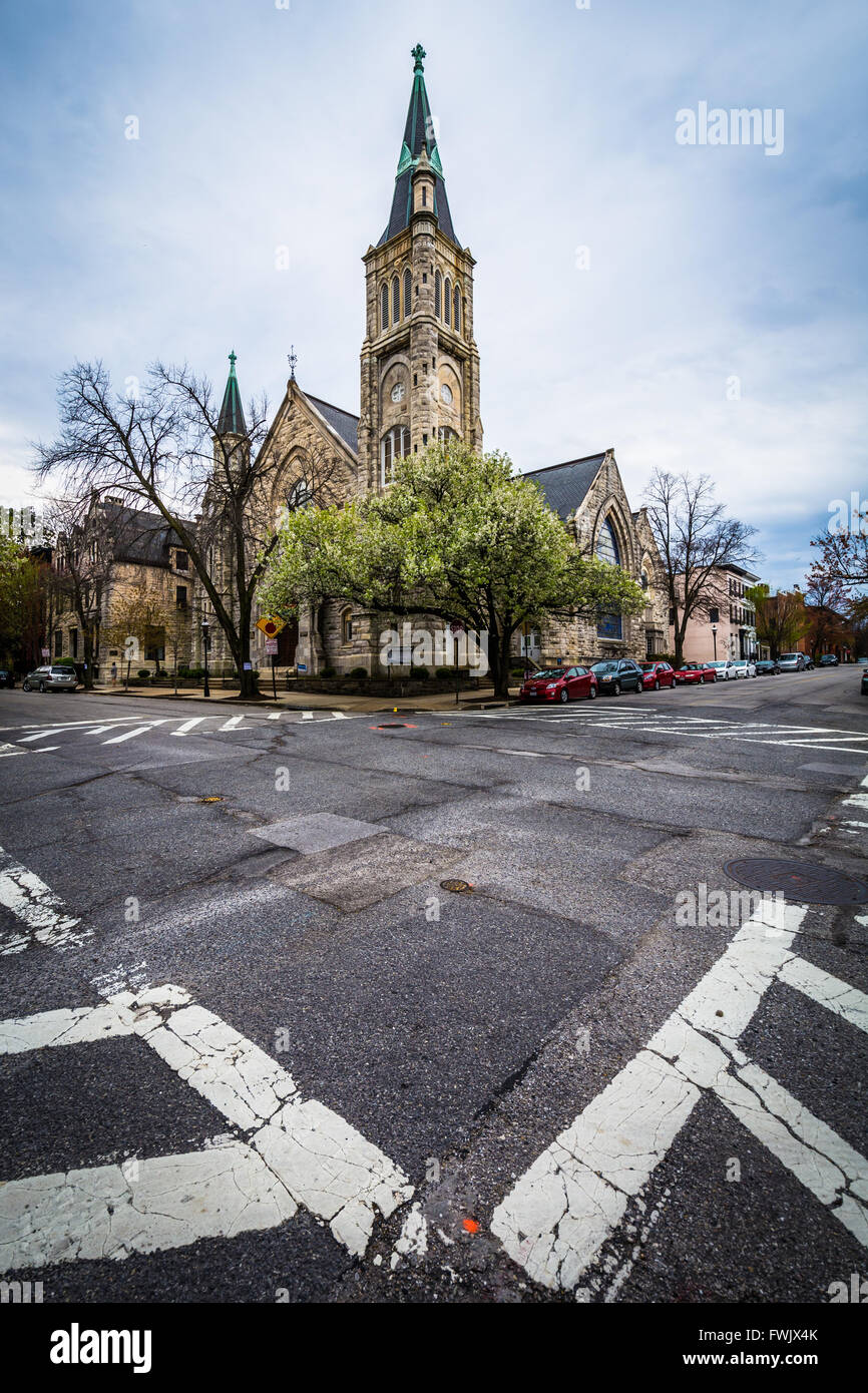 Kreuzung und Brown Memorial Park Avenue Presbyterian Church in Bolton Hill, Baltimore, Maryland. Stockfoto