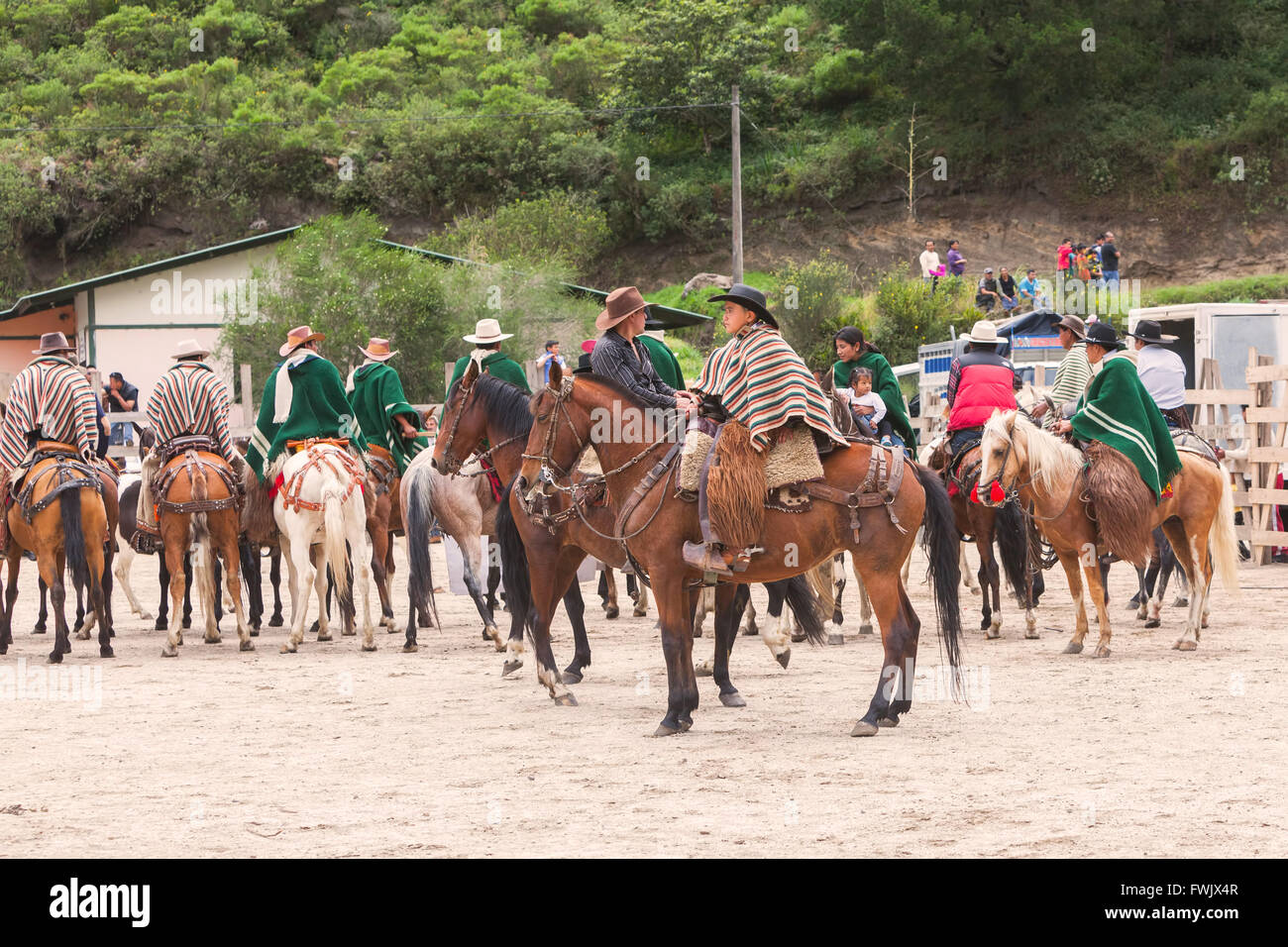 Banos, Ecuador - 30. November 2014: Gruppe junger Latin Männer reiten erwartet Show Time, Südamerika In Banos Stockfoto