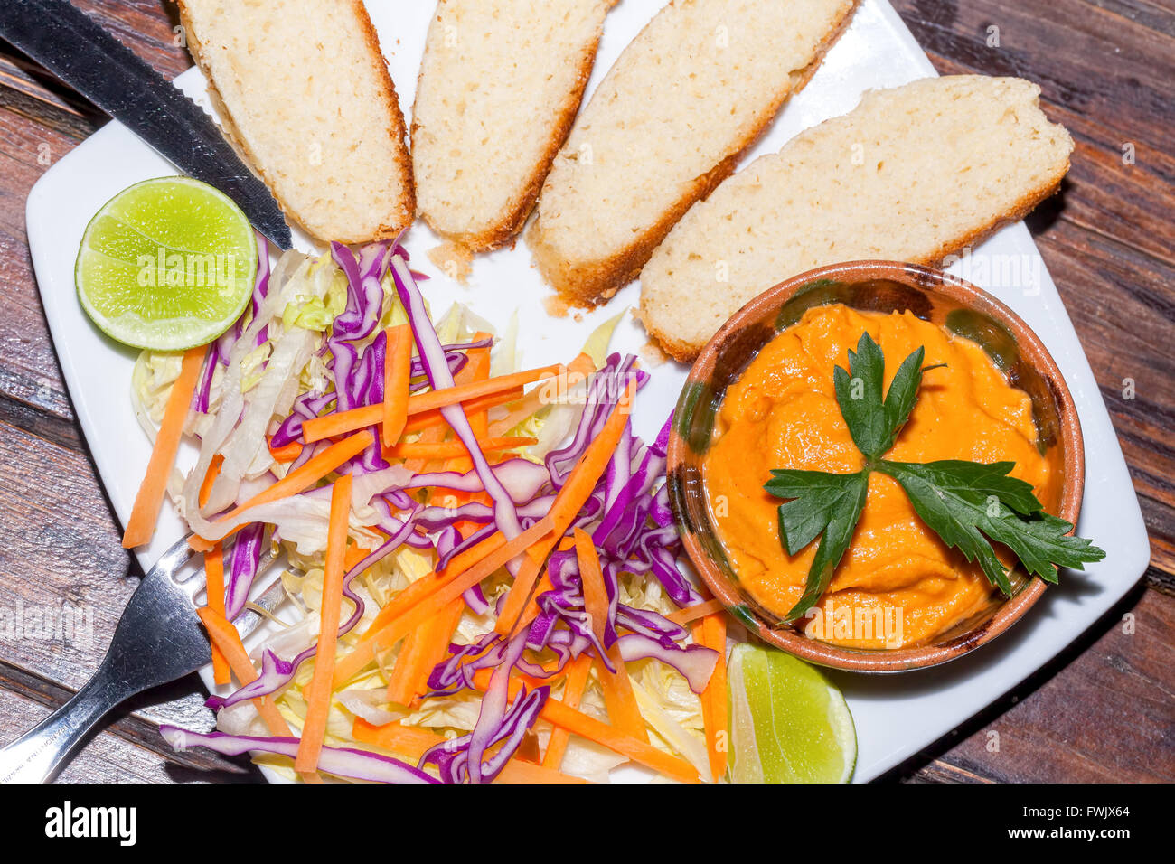 Hummus-Salat Dressing, köstlichen Aperitif Pupillen In der nahöstlichen Küche rund um den Globus Stockfoto
