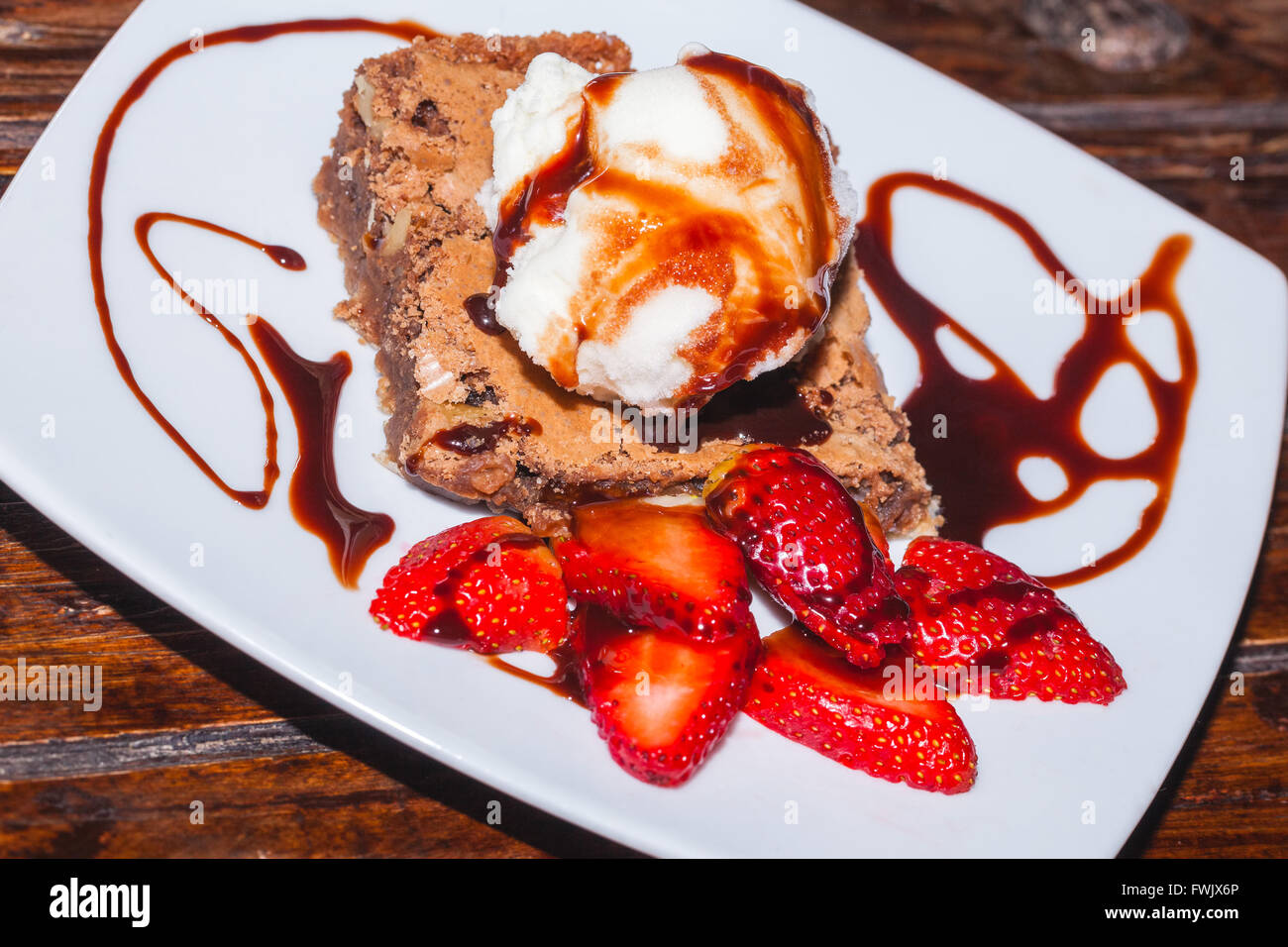 Cremige gefrorenen Brownie mit Eis und Erdbeeren, köstliches Dessert Stockfoto