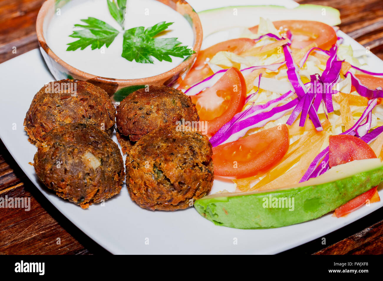 Falafel Teller mit Gemüse, Falafel ist eine traditionelle orientalische Speisen Stockfoto
