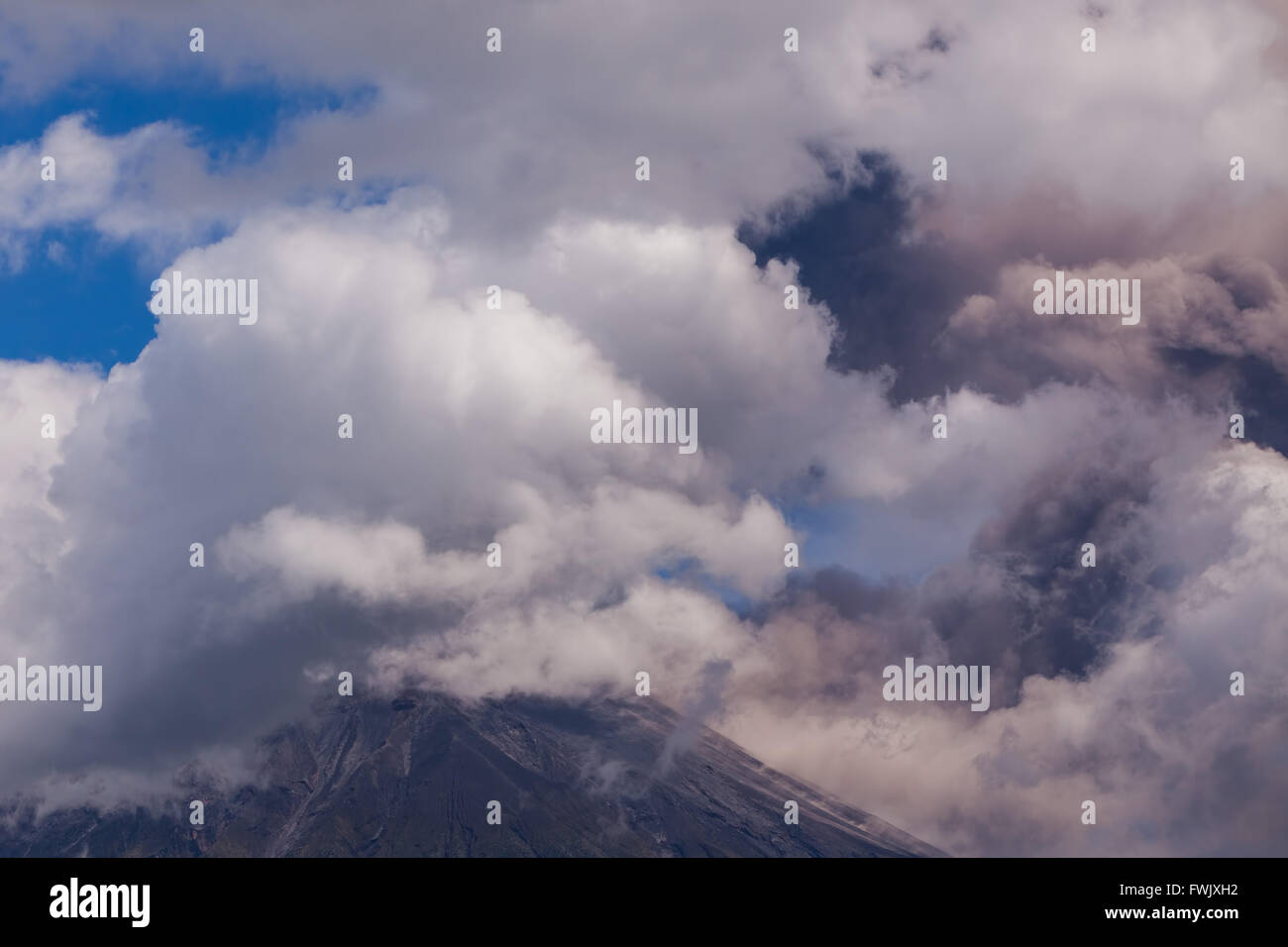 Vulkan Tungurahua intermittierende Asche Emissionen, Südamerika Stockfoto