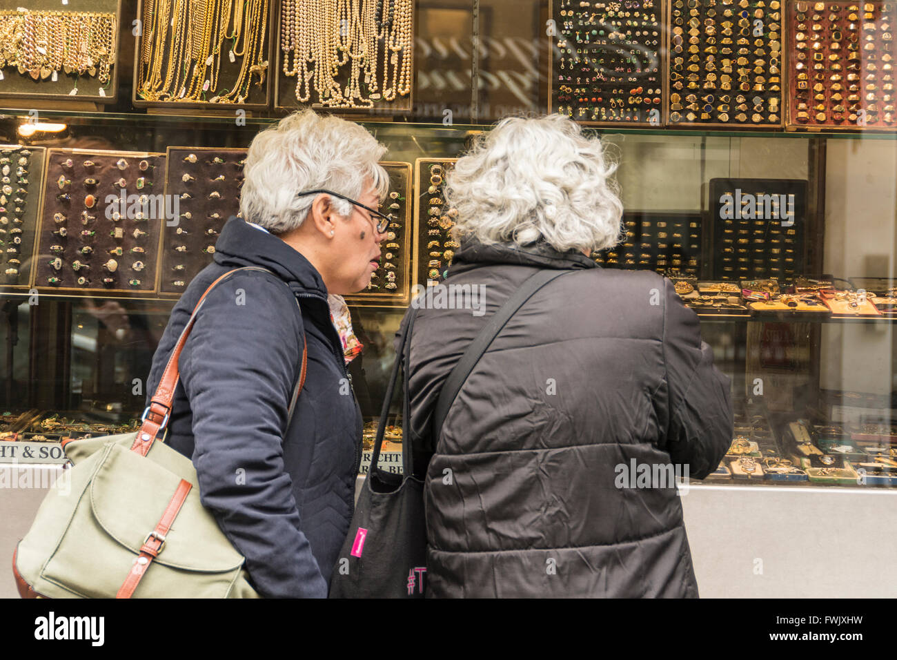 Zwei ältere Frauen, Fenster, Shoppen in Hatton Garden schmuck Bezirk in London, England, Großbritannien Stockfoto