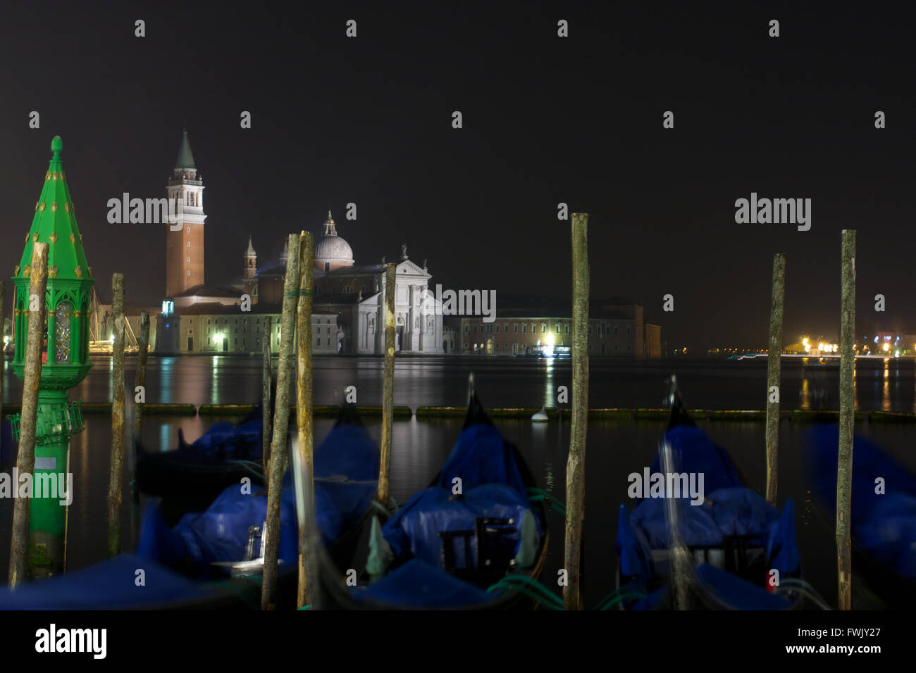 Die Insel San Giorgio Maggiore, mit der Basilika Palladiana, Venedig bei Nacht. Stockfoto