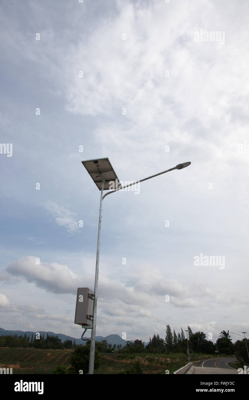 Solarzelle Lampe Art in am Straßenrand und blauen Himmelshintergrund Stockfoto