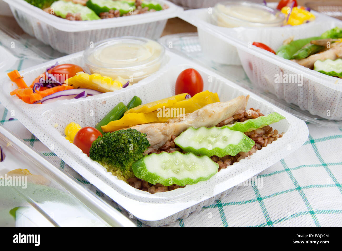 Huhn mit Gemüse, Knoblauch und Pfeffer Salat thai-Küche in einem modernen Kunststoff-Box setzen. Wählen Sie im Fokus Stockfoto