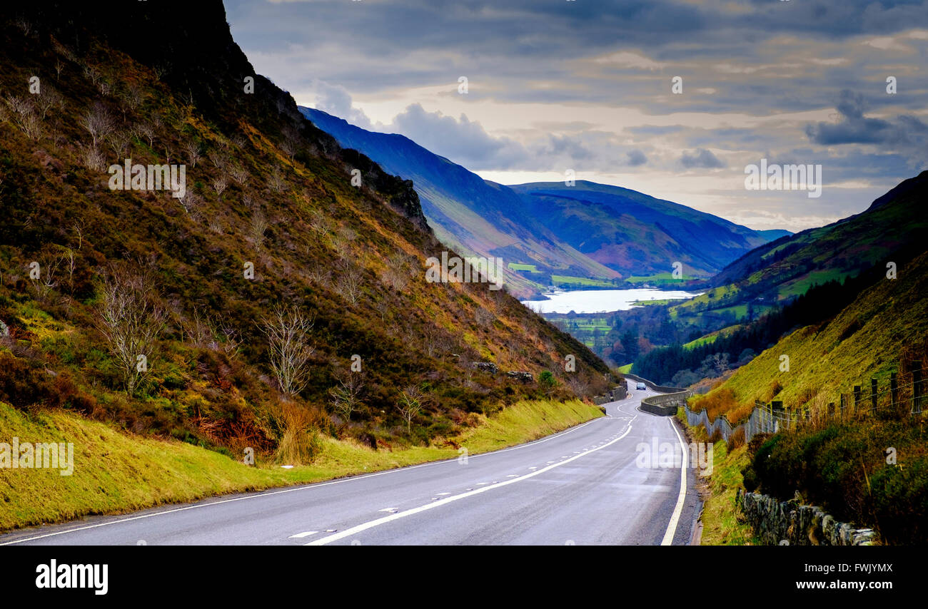 Wir auf der Straße in Richtung Tal-y-Llyn See, auch bekannt als Talyllyn, Llyn Mwyngil oder Llyn Myngul gelegen, am Fuße des Stockfoto