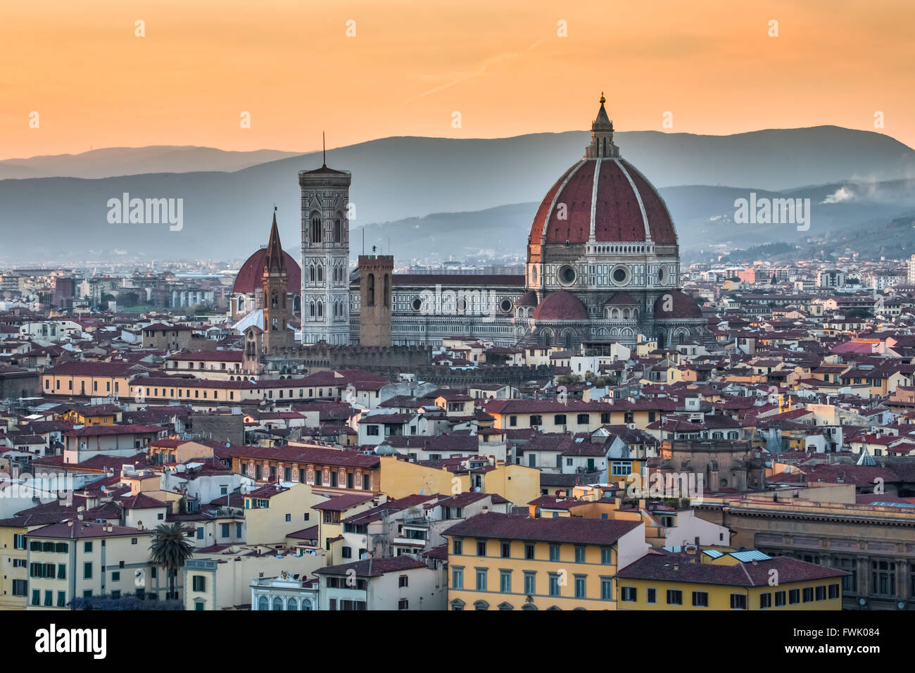 Sonnenuntergang an der Duomo in Florenz in Italien. Stockfoto