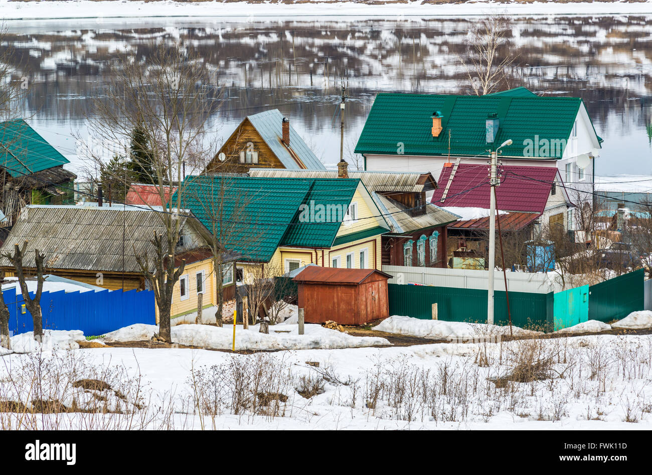 kleines Dorf am Ufer des Flusses Wolga, Russland Stockfoto