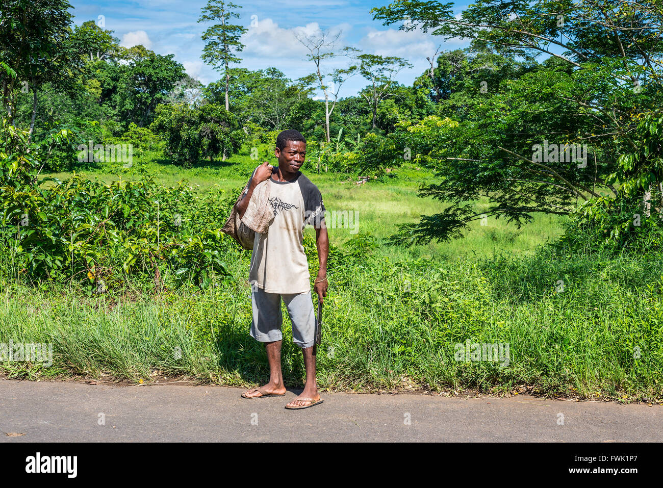 Mann mit einer Machete Ethnizität Sakalava Eingeborenen der Insel Nosy Be, nördlich von Madagaskar in der Nähe des Dorfes Ambatozavavy Stockfoto