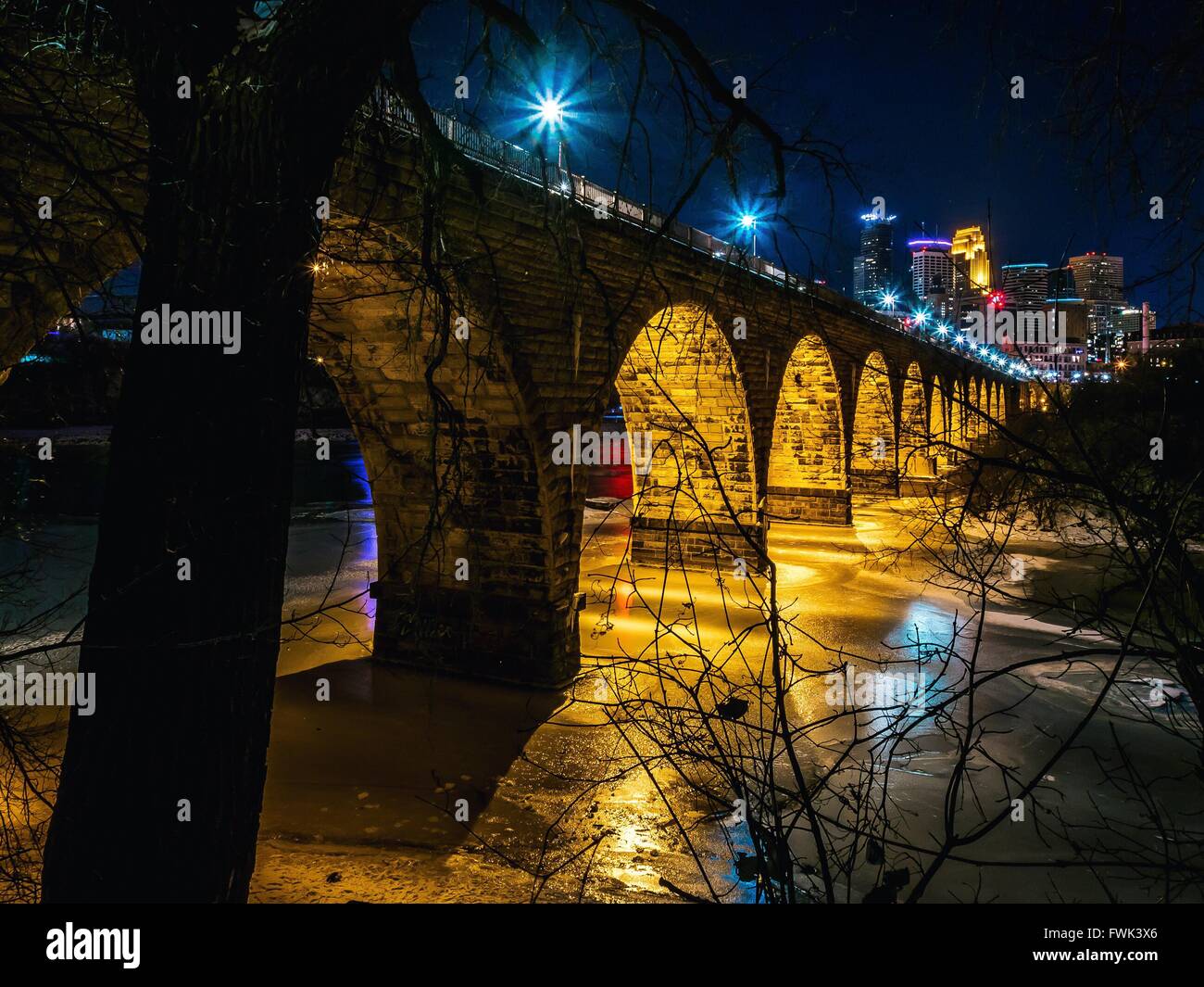 Beleuchtete Stein-Bogen-Brücke über den Mississippi River in der Nacht Stockfoto