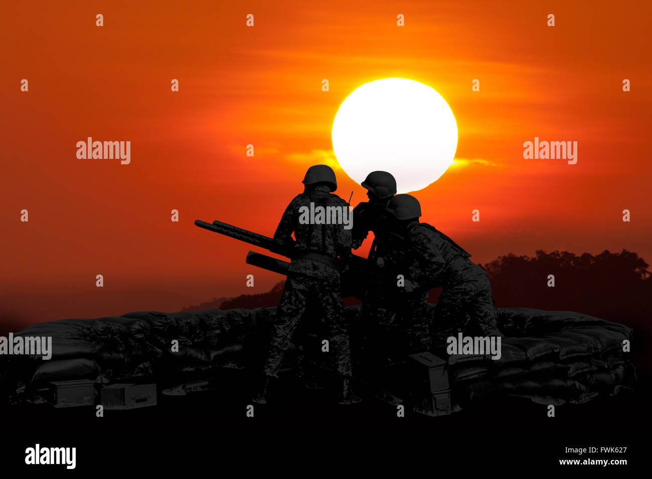 Anti-Aircraft Feuer Maschinengewehr und drei Soldaten in den Sonnenuntergang silhouette Stockfoto