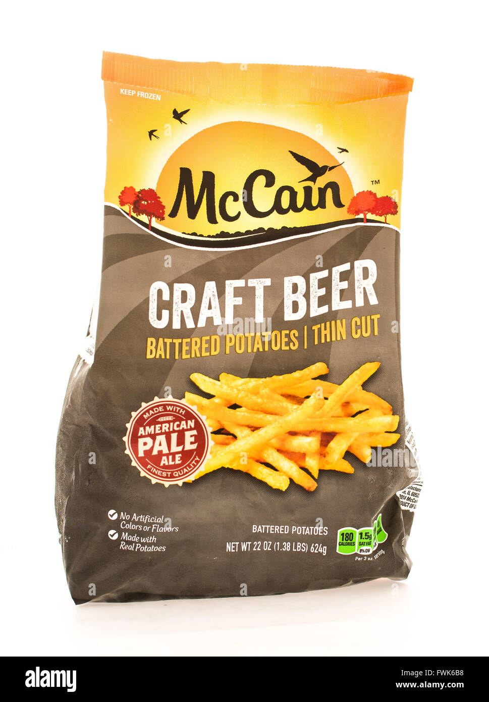 Winneconne, Wisconsin - 18. August 2015: Tasche von McCain Craft Beer battered Pommes Frites. Stockfoto