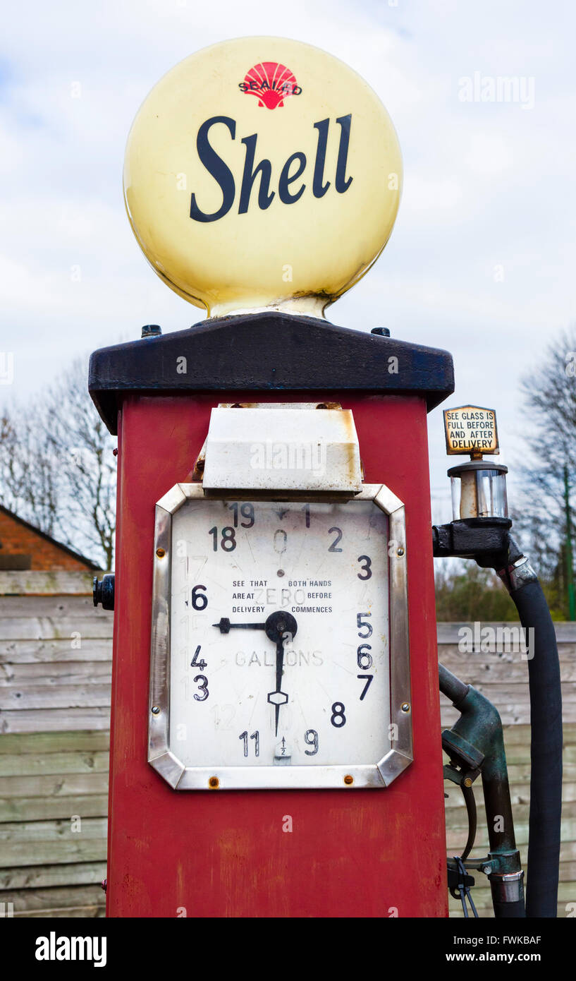 Altmodische Shell-Tankstelle in einer Garage im Black Country Living Museum, Dudley, West Midlands, UK Stockfoto